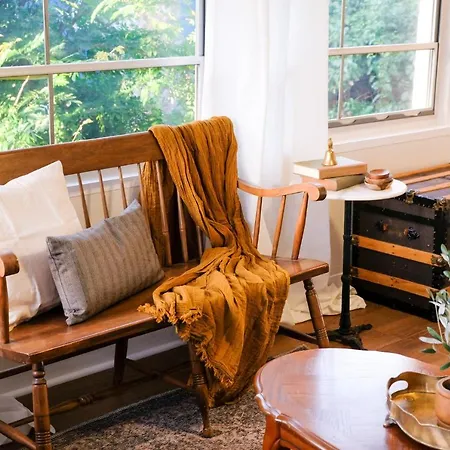 Villa Cozy Renovated Vintage Modern House Downtown!